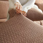 Housse polaire marron sur coussin, texture laine visible
