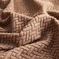 Housse polaire marron couvrant un coussin de canapé