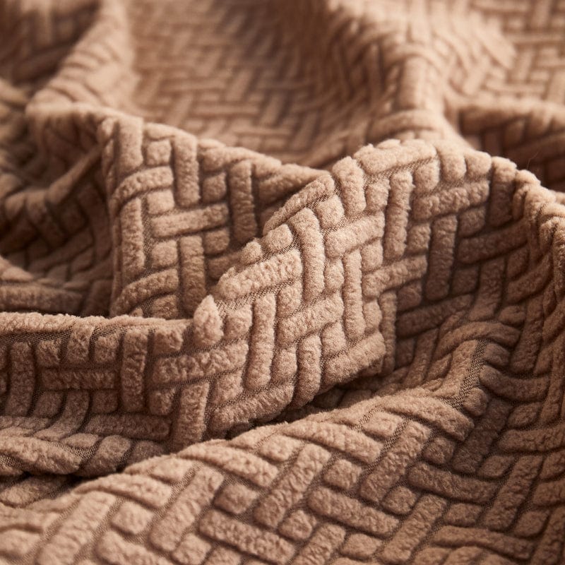 Housse polaire marron couvrant un coussin de canapé