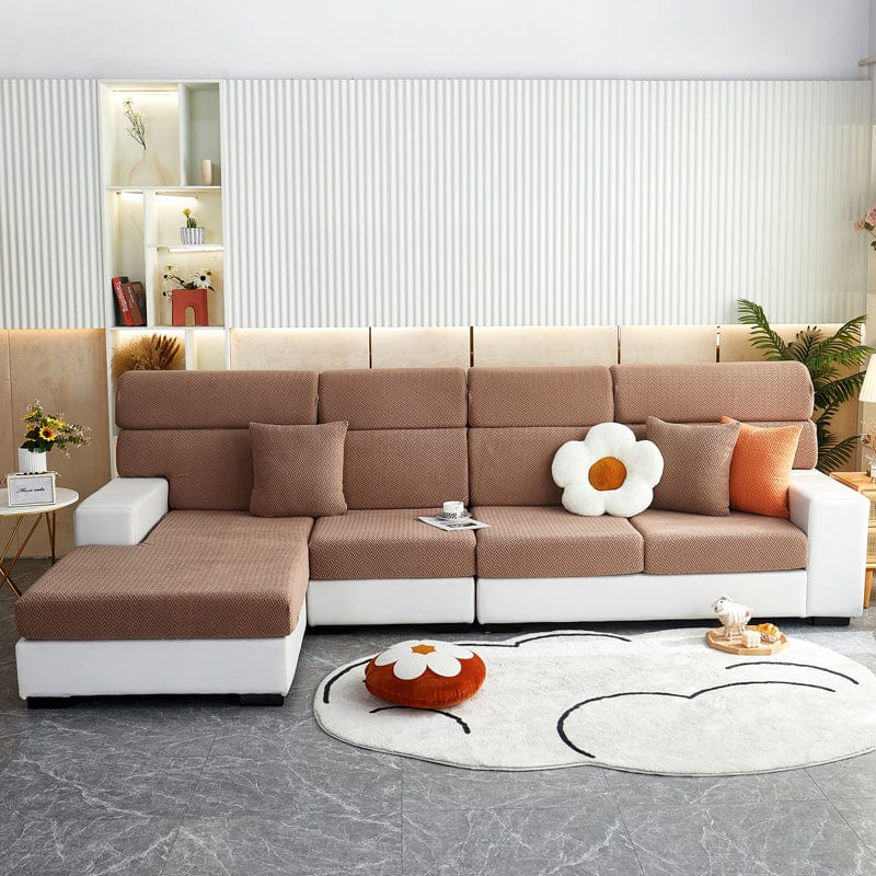Housse polaire marron ajustée sur coussin de salon