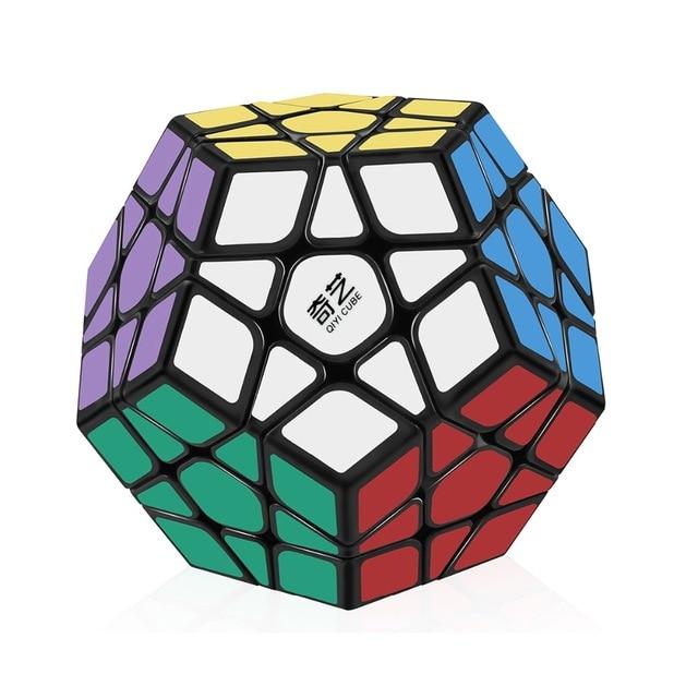 Vue d'ensemble d'un Megaminx multicolore sur fond uni