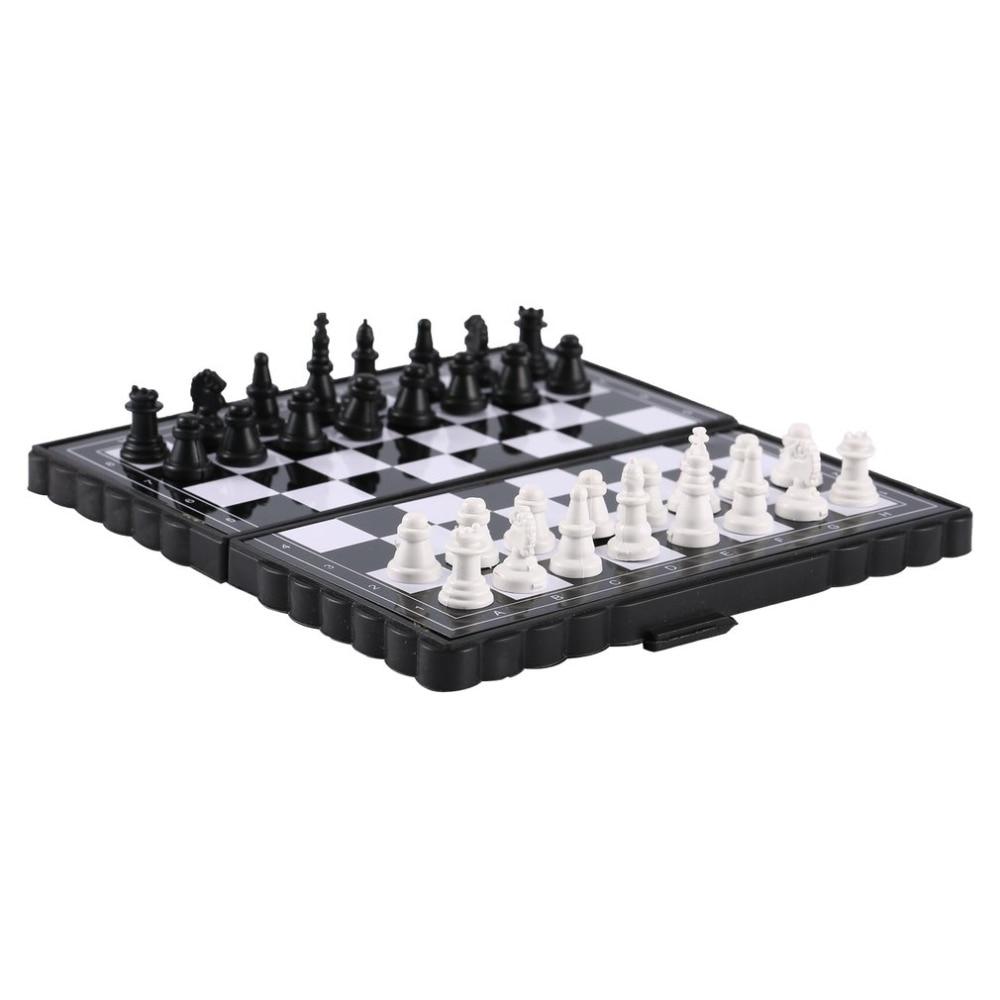 Jeu d'échecs miniature avec pièces sur plateau magnétique