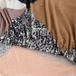Motif géométrique coloré sur housse de coussin