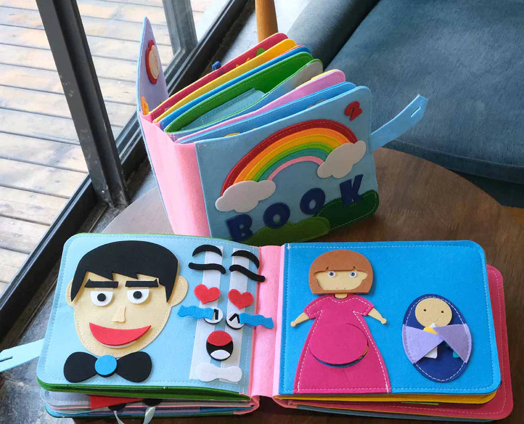 Enfant concentré manipulant les pièces du livre