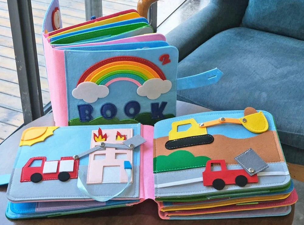Enfant jouant avec le livre en feutrine Montessori