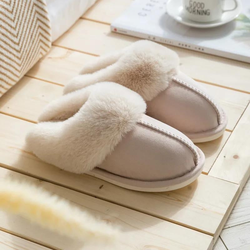 Mules beige en Pilou Pilou sur fond blanc