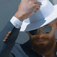 Chapeau Fedora en coton posé sur une table en bois