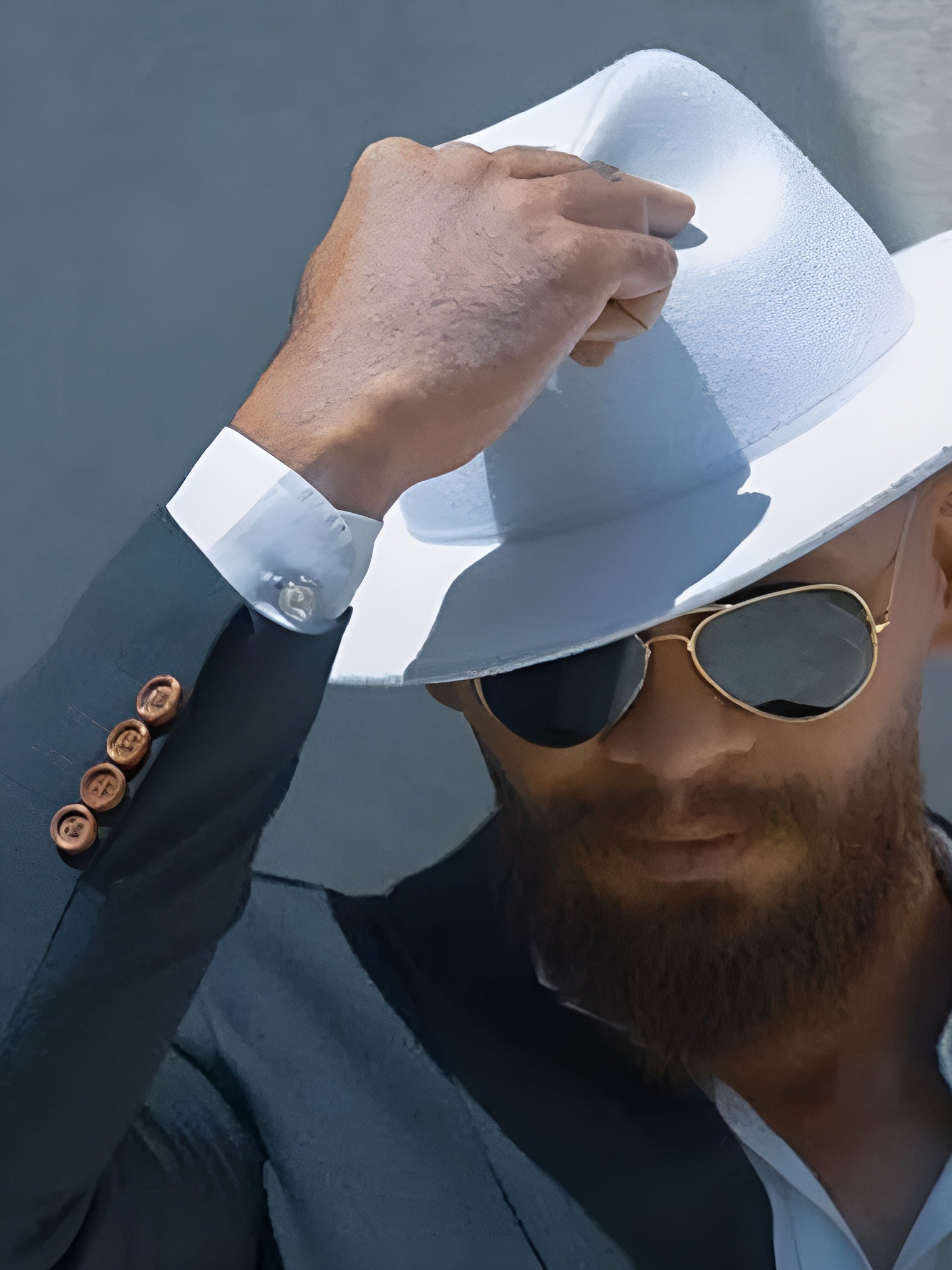 Chapeau Fedora en coton posé sur une table en bois