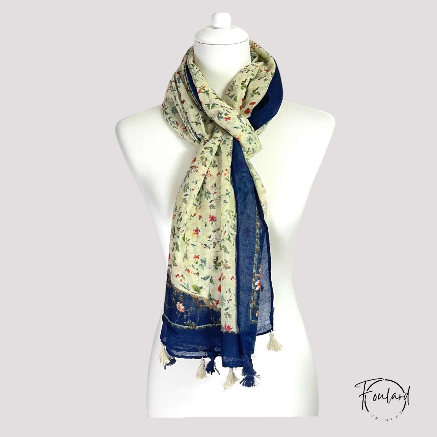 Texture douce du foulard floral en coton et viscose