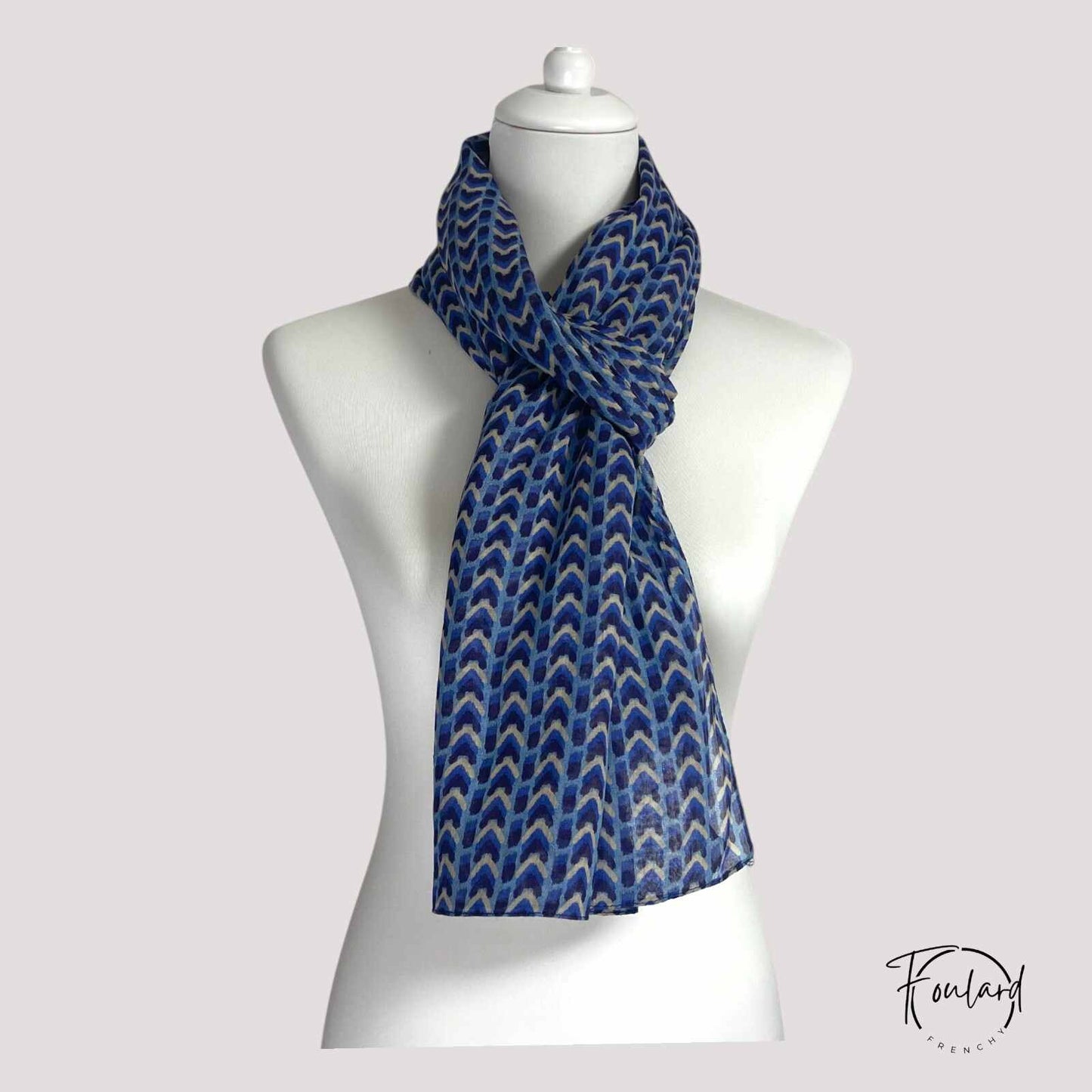 Détail des ourlets cousus du foulard en coton