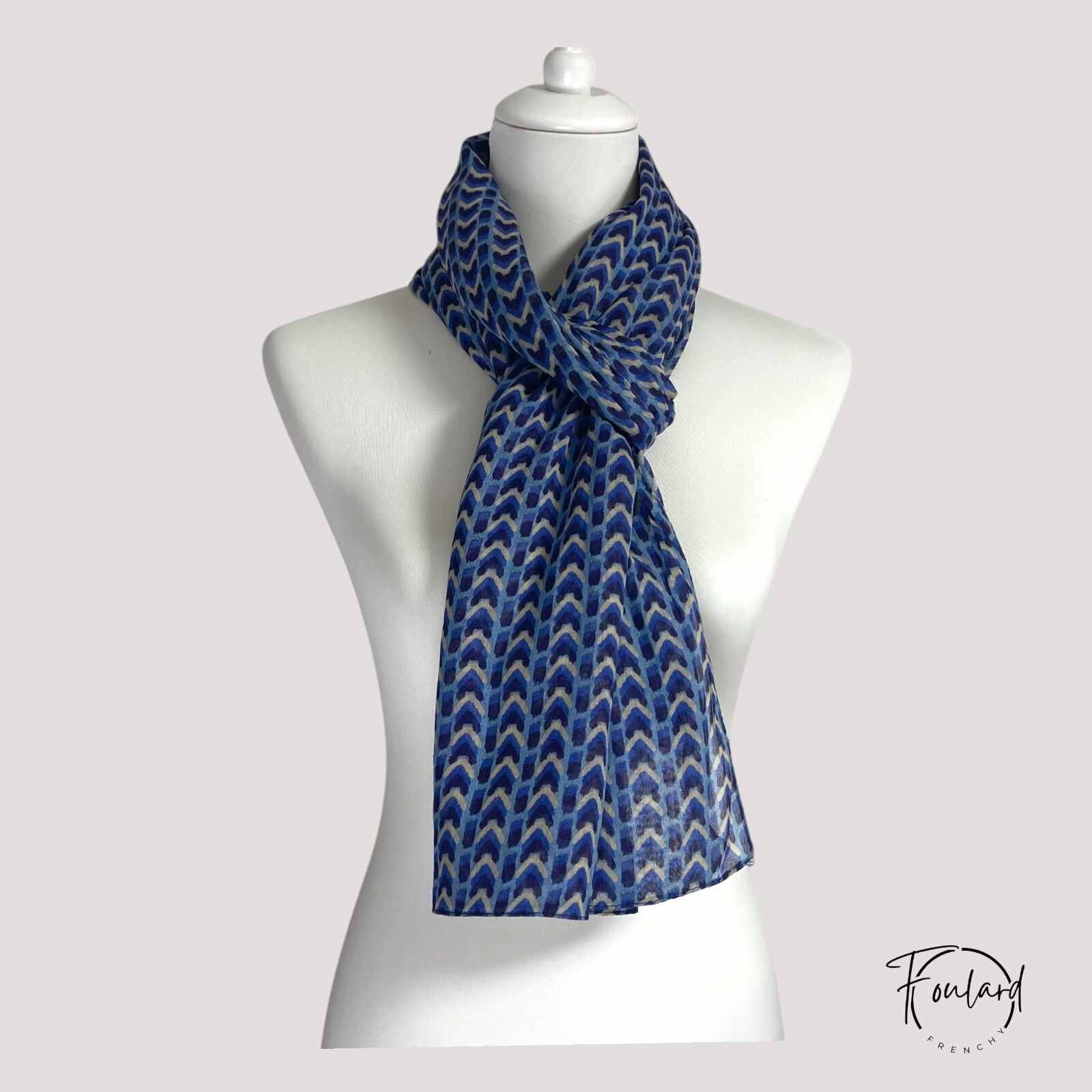 Détail des ourlets cousus du foulard en coton