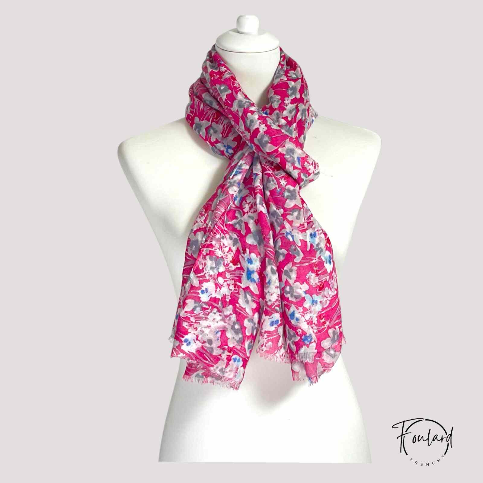 Texture douce et fluide du foulard floral en gros plan