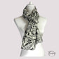 Foulard kaki floral drapé, montrant sa longueur et fluidité
