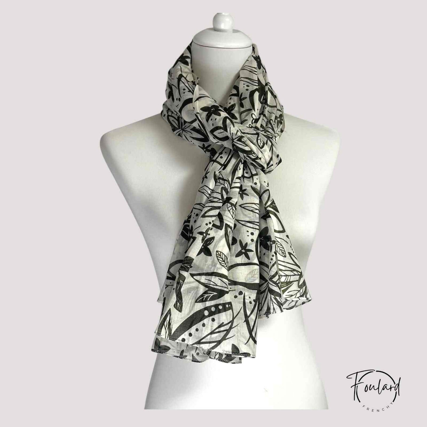 Foulard kaki floral drapé, montrant sa longueur et fluidité