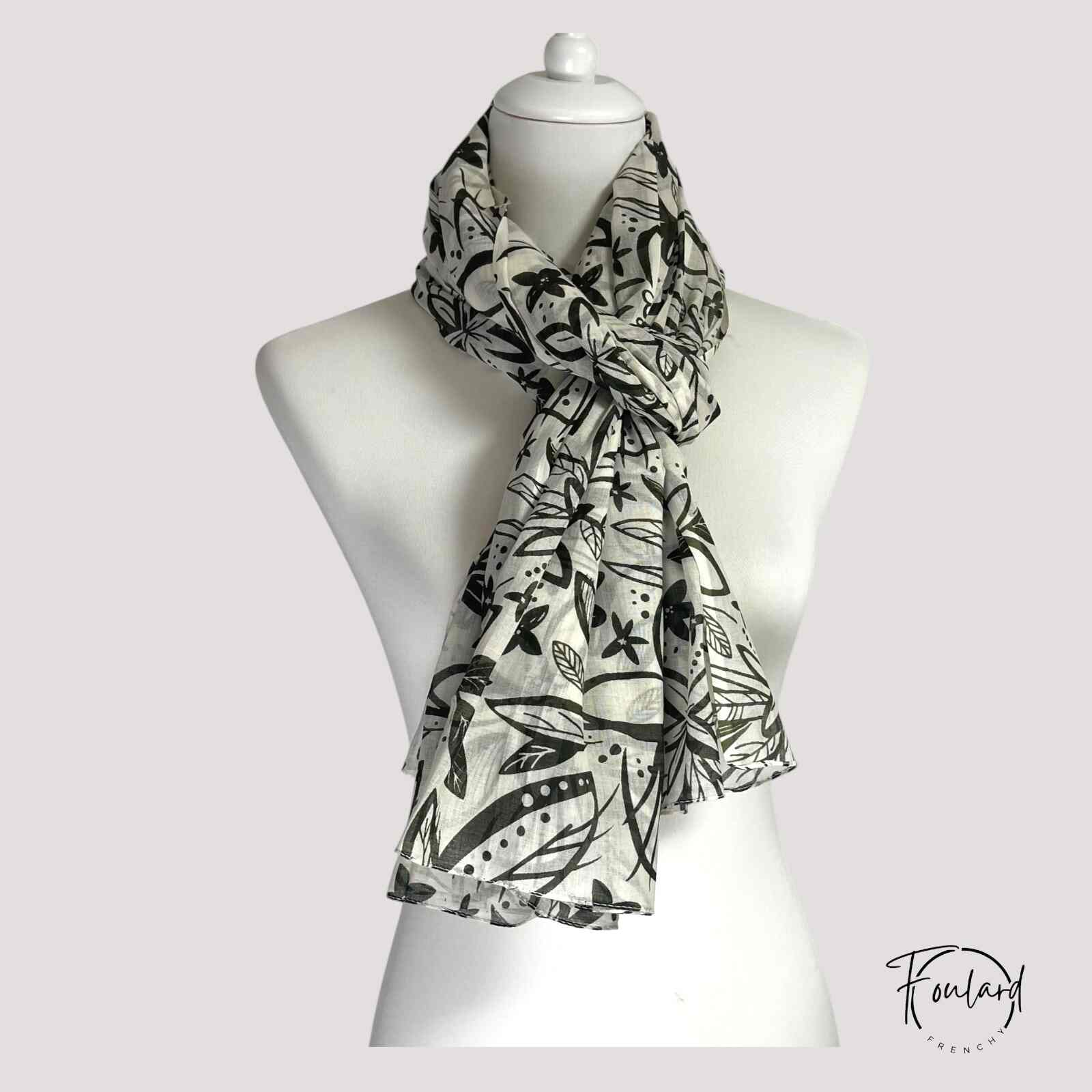 Foulard kaki floral drapé, montrant sa longueur et fluidité