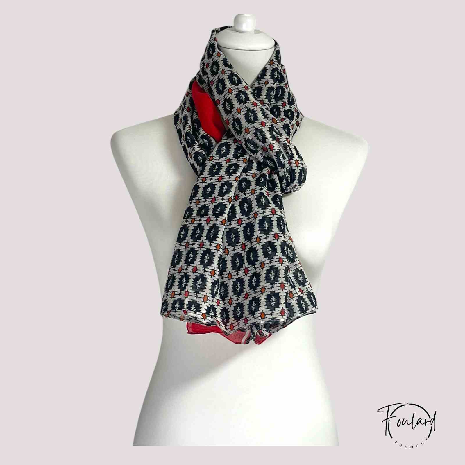 Vue d'ensemble du foulard avec bord rouge vif contrastant