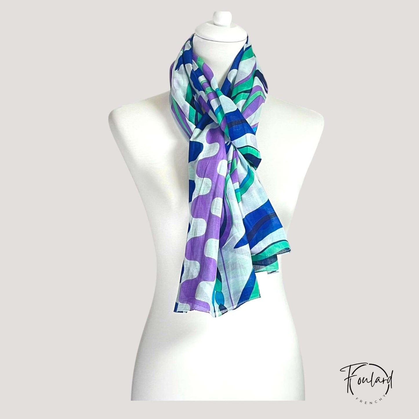 Foulard artistique drapé sur mannequin, tons verts et turquoise
