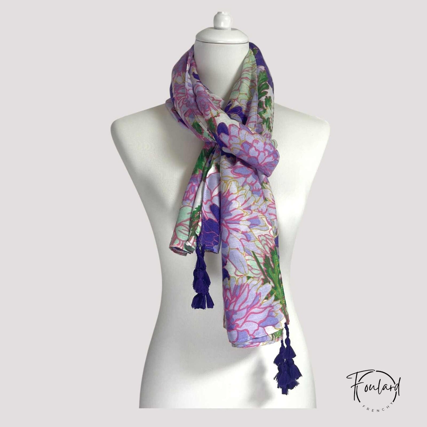 Foulard enroulé, montrant les motifs floraux et couleurs pastel