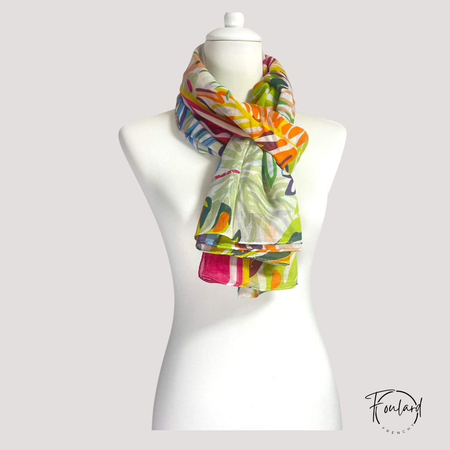 Détail bordure rouge cerise sur foulard tropical estival
