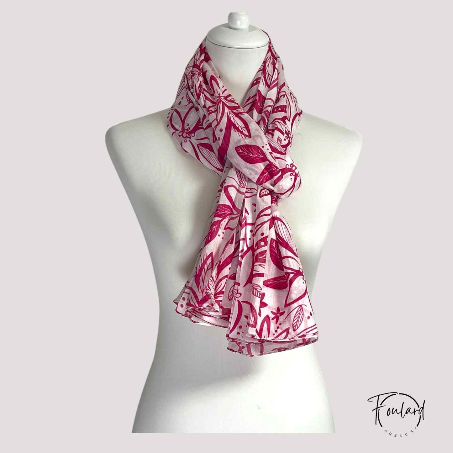 Foulard en coton noué autour d'un sac, motif floral