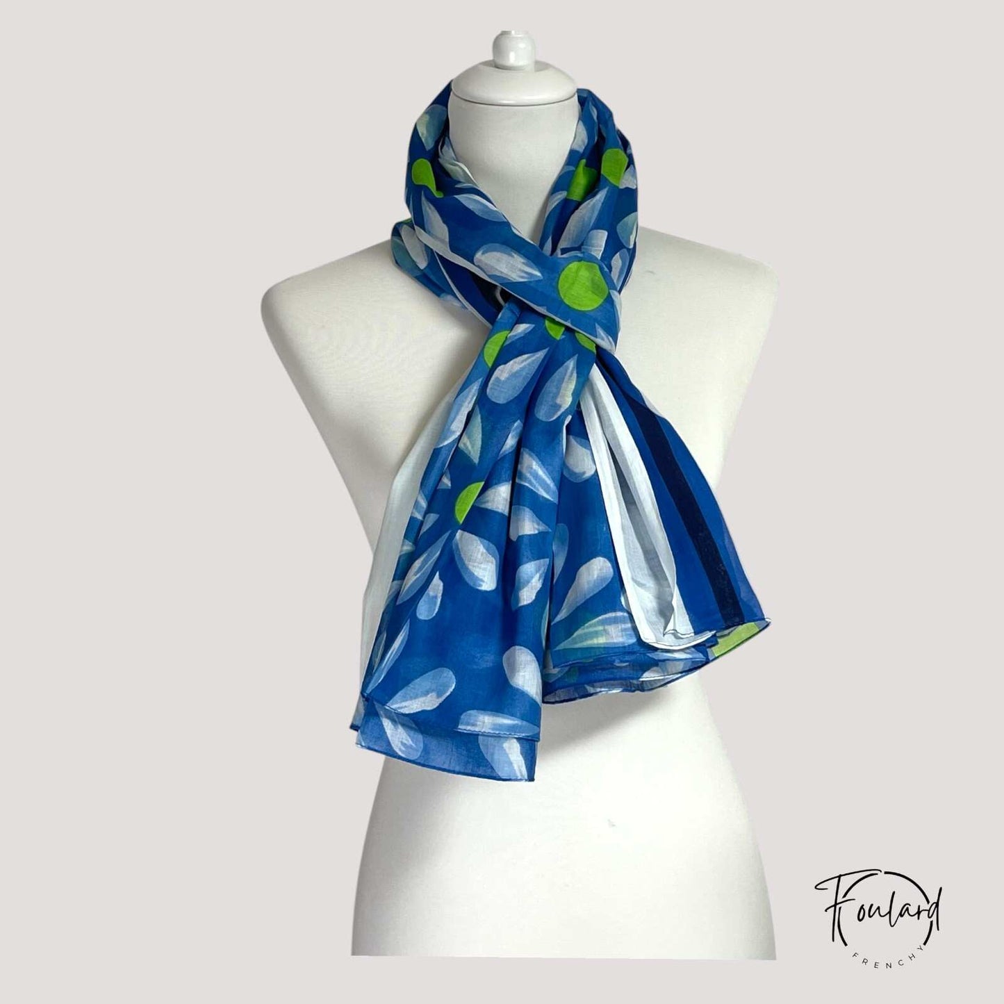 Vue d'ensemble du foulard bleu à fleurs blanches