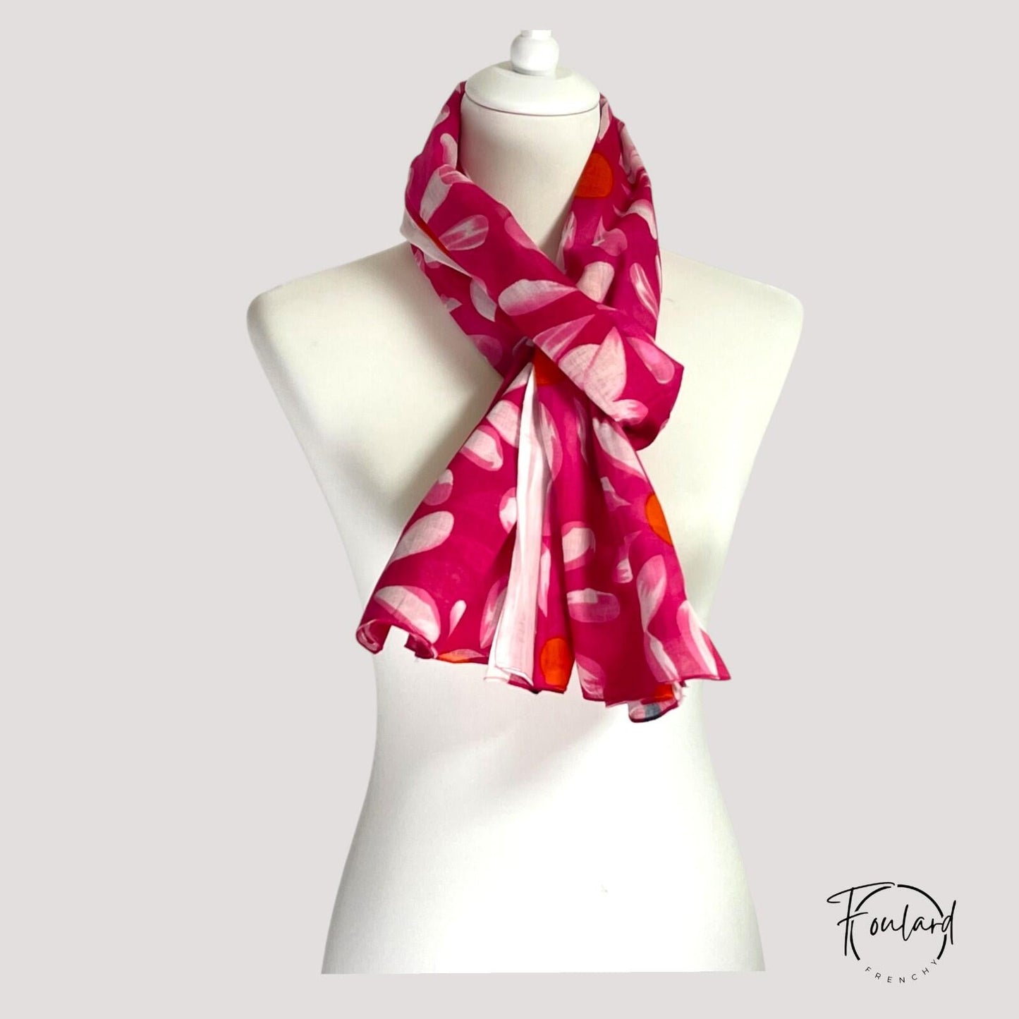 Foulard déployé, révélant les motifs et textures