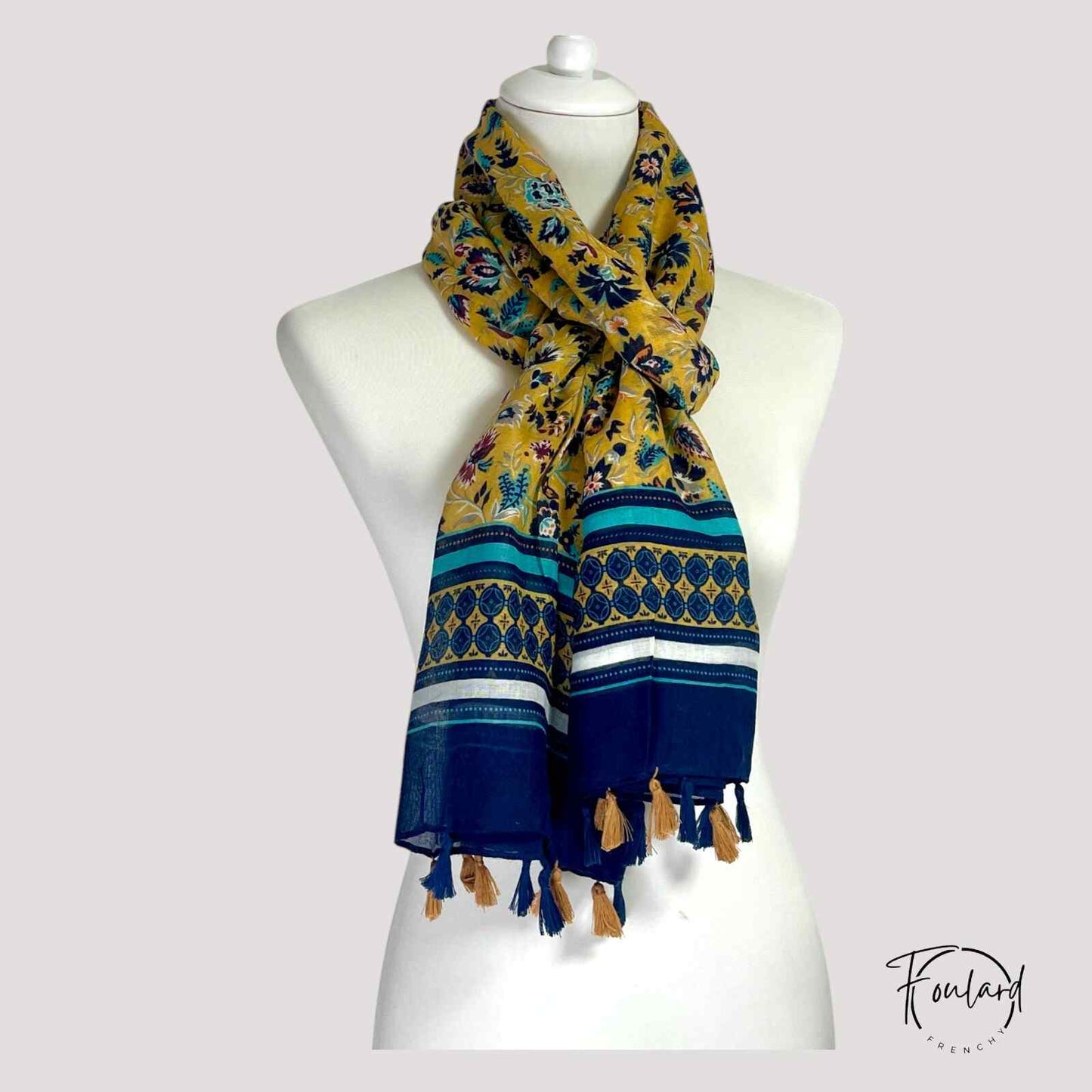 Foulard étalé montrant motifs floraux et dimensions généreuses