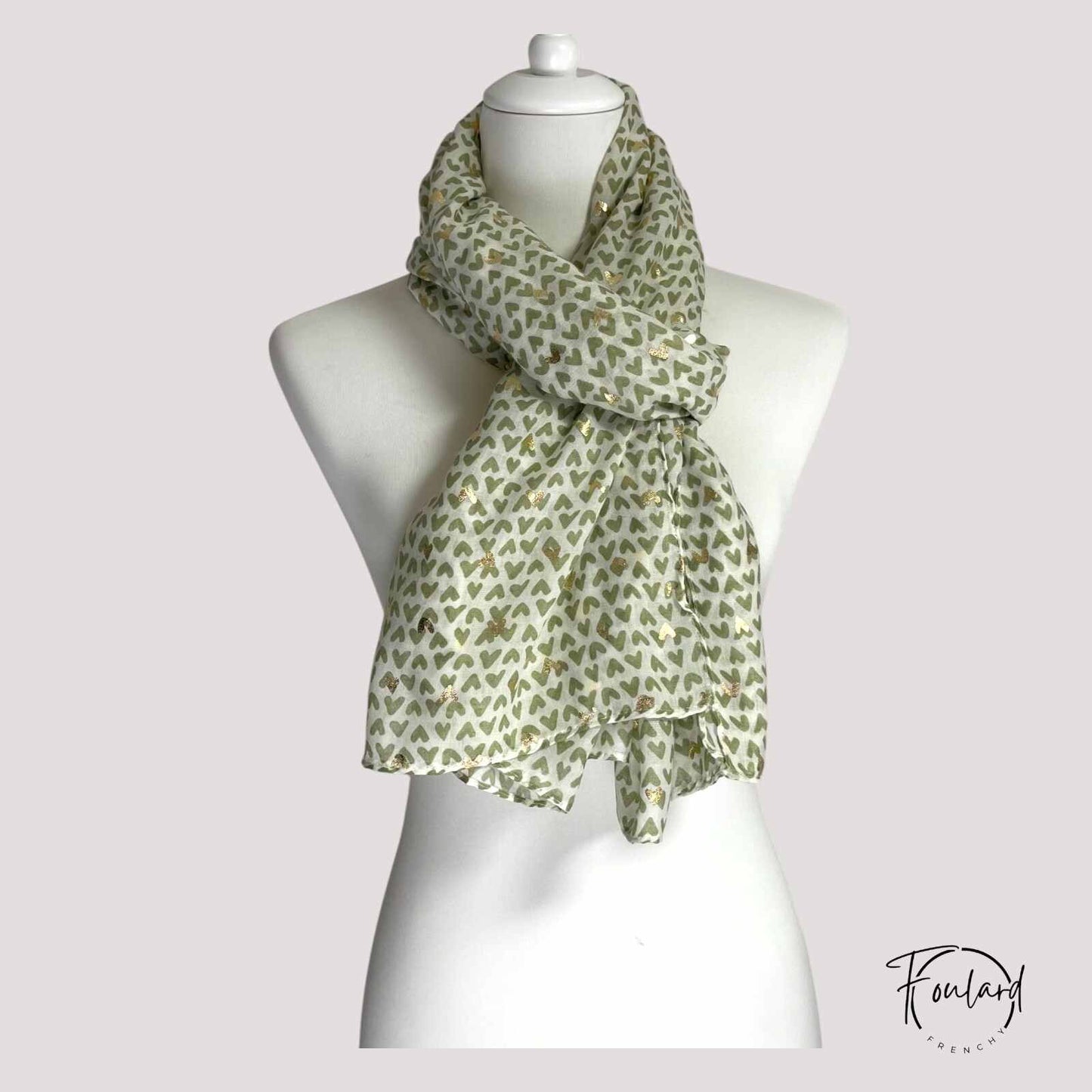 Foulard noué autour du cou, élégant et chic