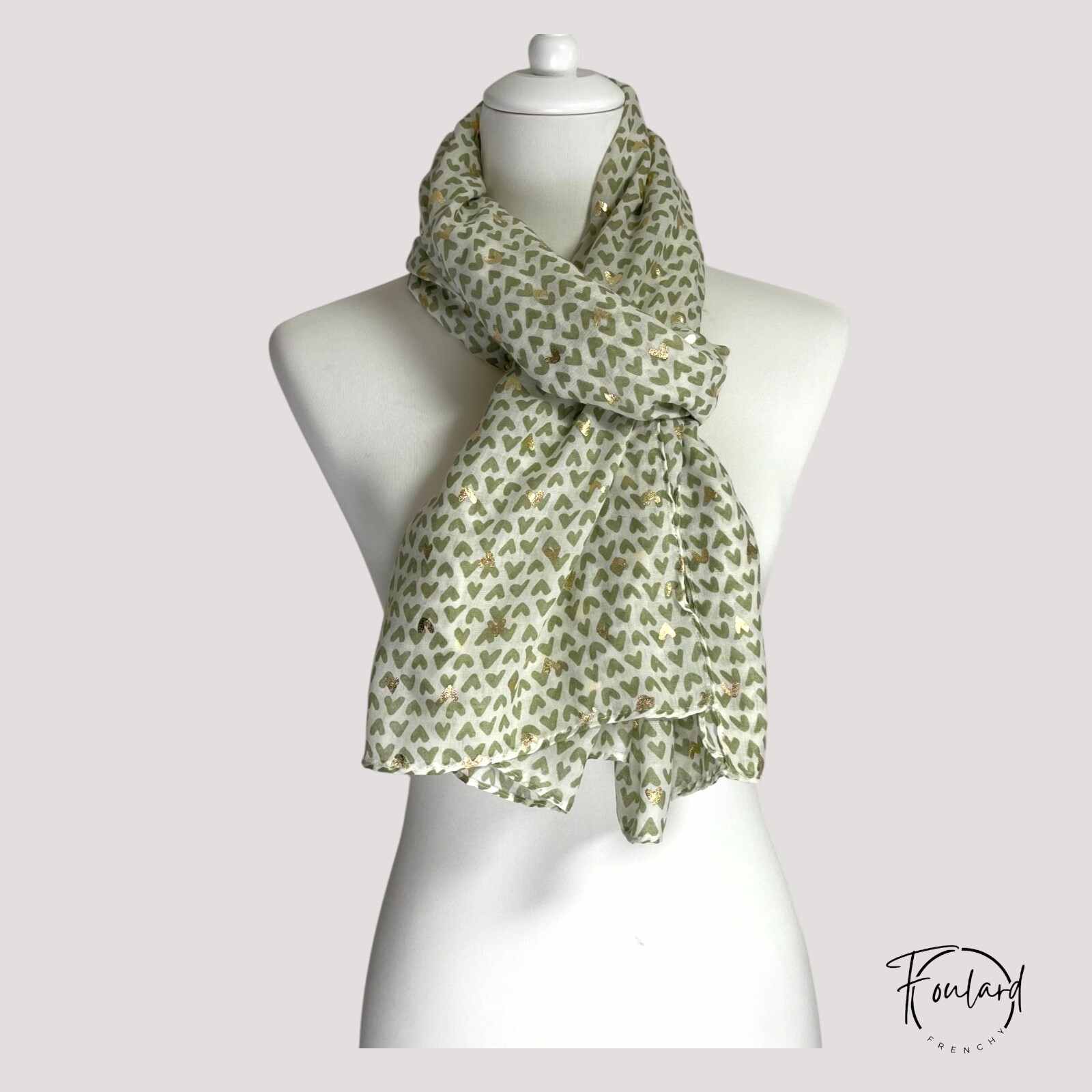 Foulard noué autour du cou, élégant et chic