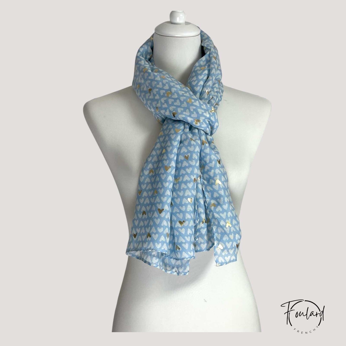 Foulard bleu ciel avec motifs cœurs dorés