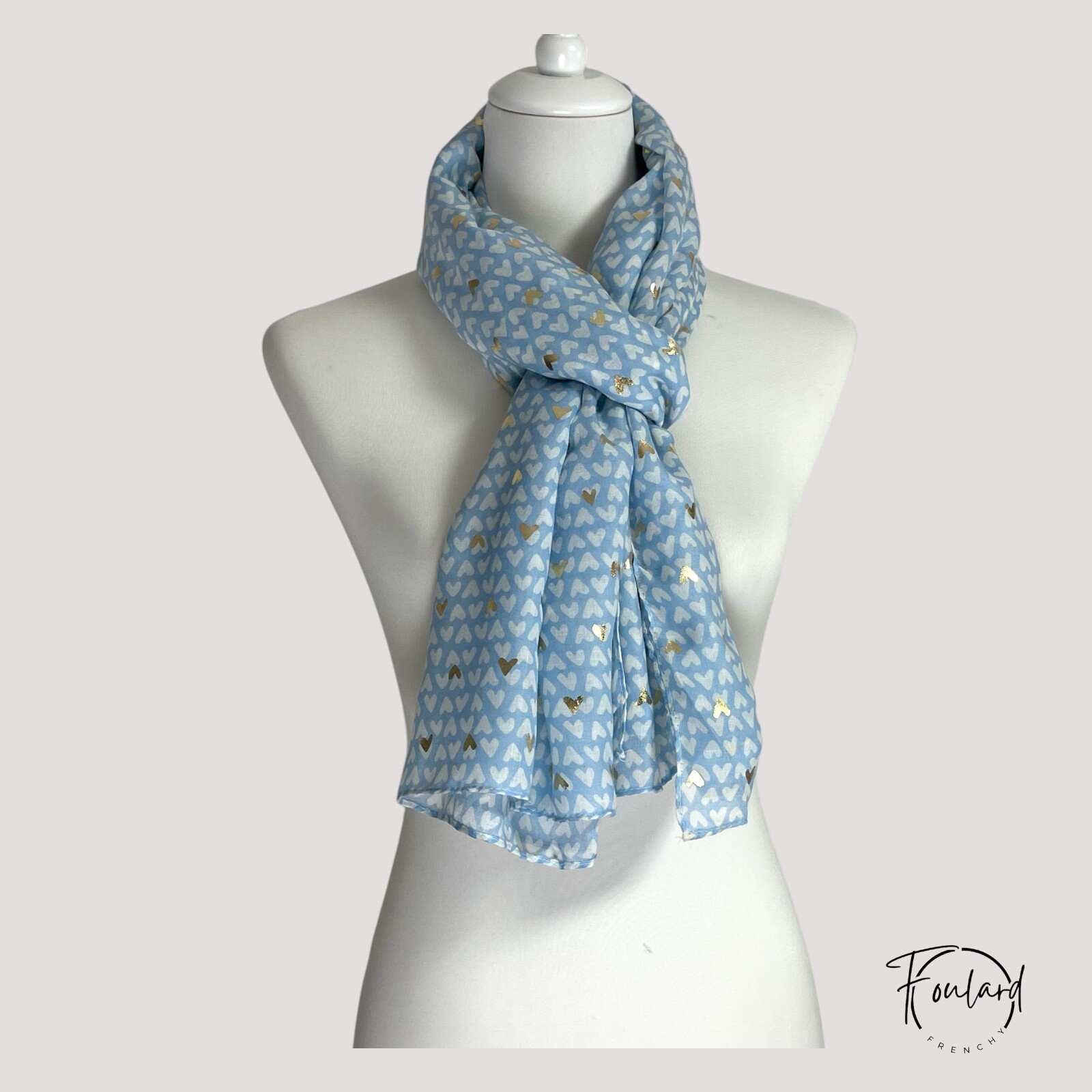 Foulard bleu ciel avec motifs cœurs dorés