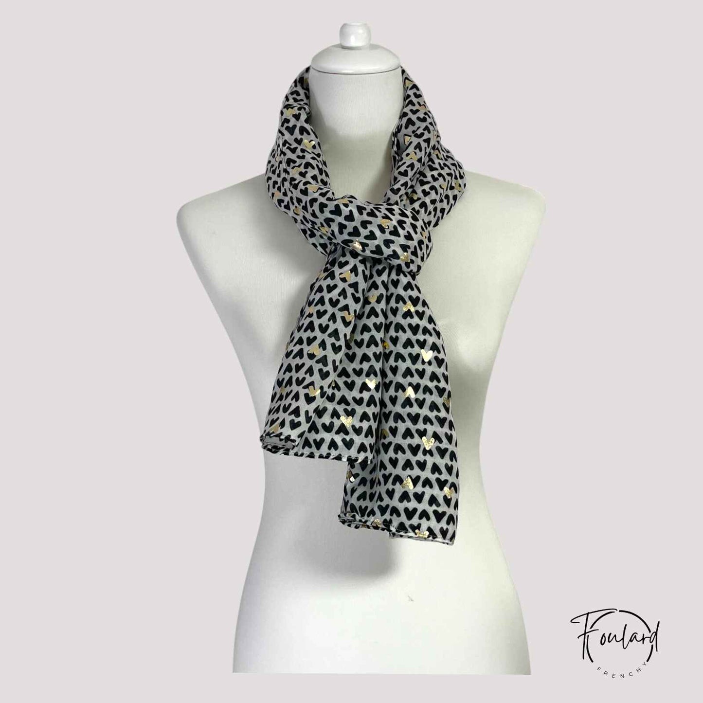 Foulard noué autour du cou, style chic