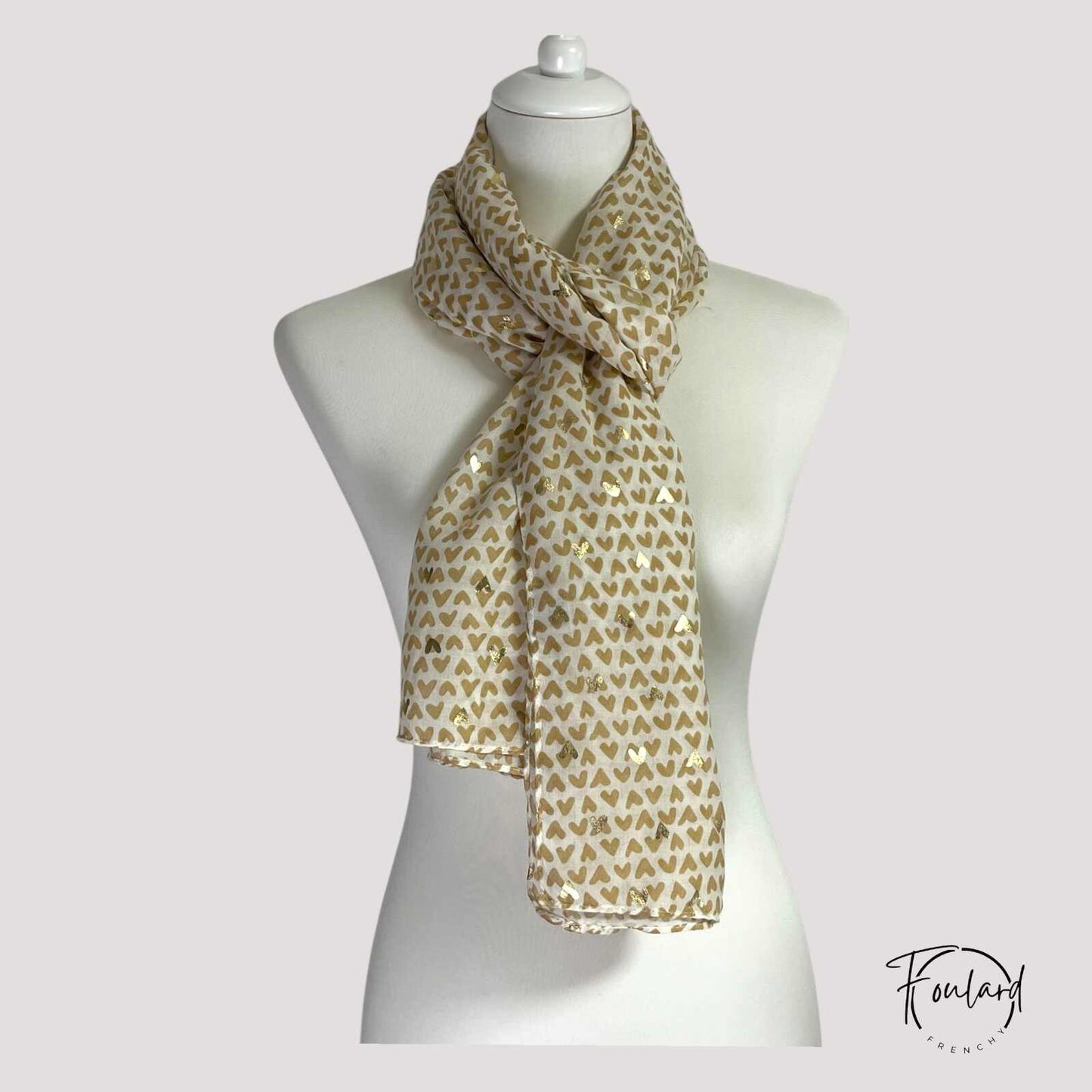 Vue d'ensemble du foulard beige avec motifs cœurs dorés