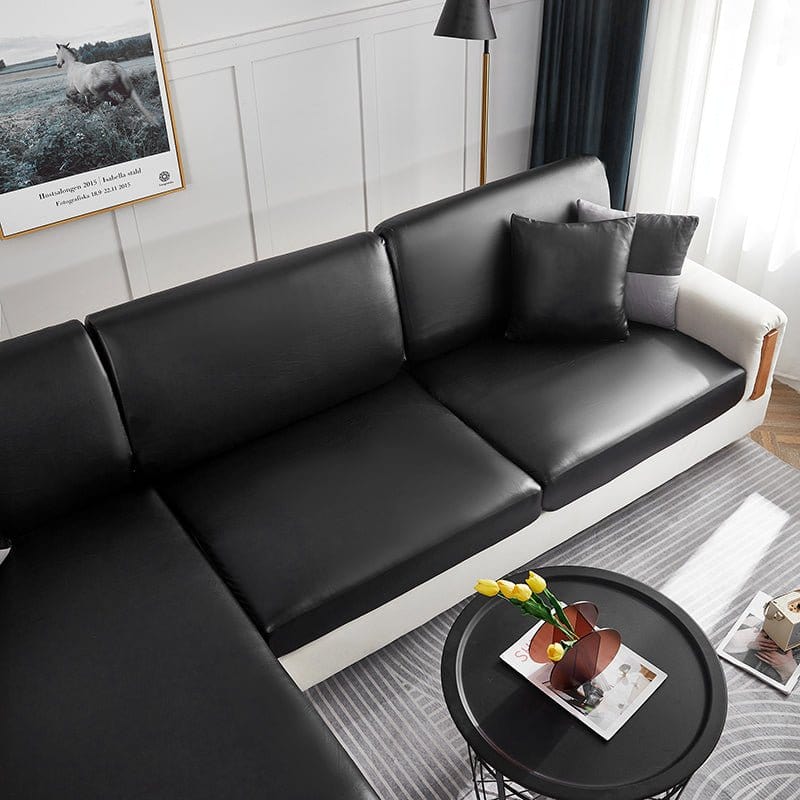 Housse similicuir noire sur coussin de canapé, vue de face