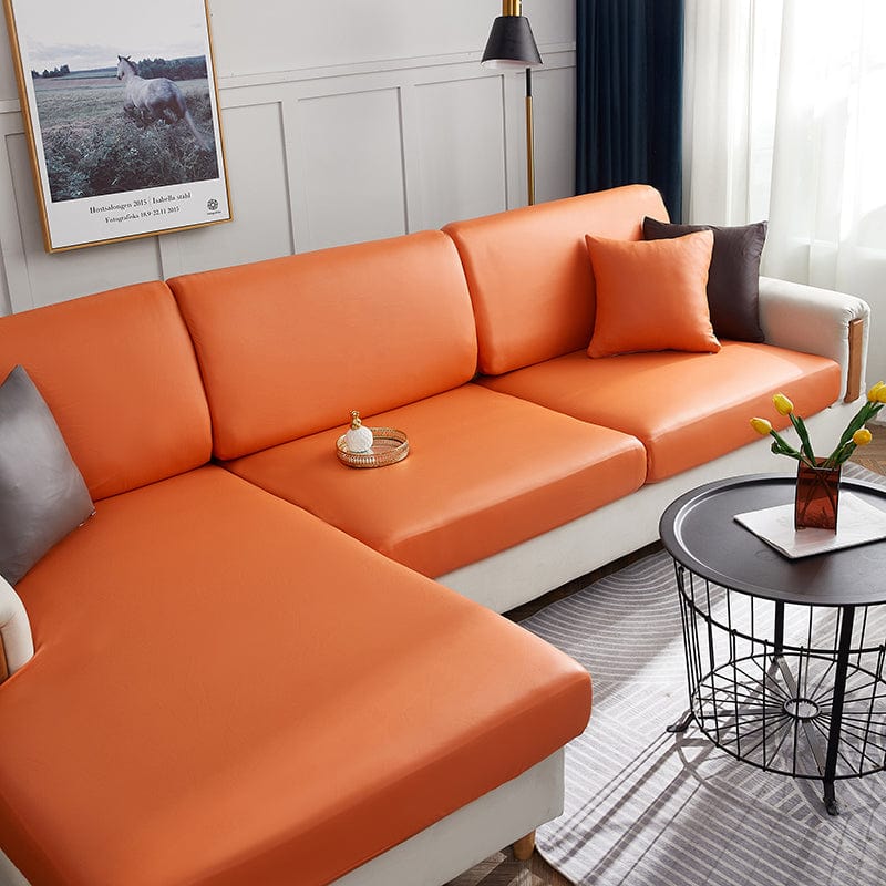 Housse orange imperméable couvrant un coussin de canapé