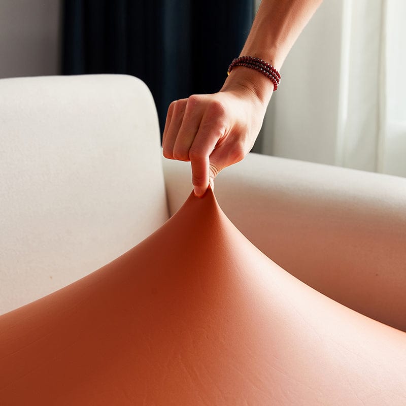 Housse orange en simili cuir sur canapé, vue de côté