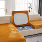 Housse orange couvrant un coussin, texture brillante