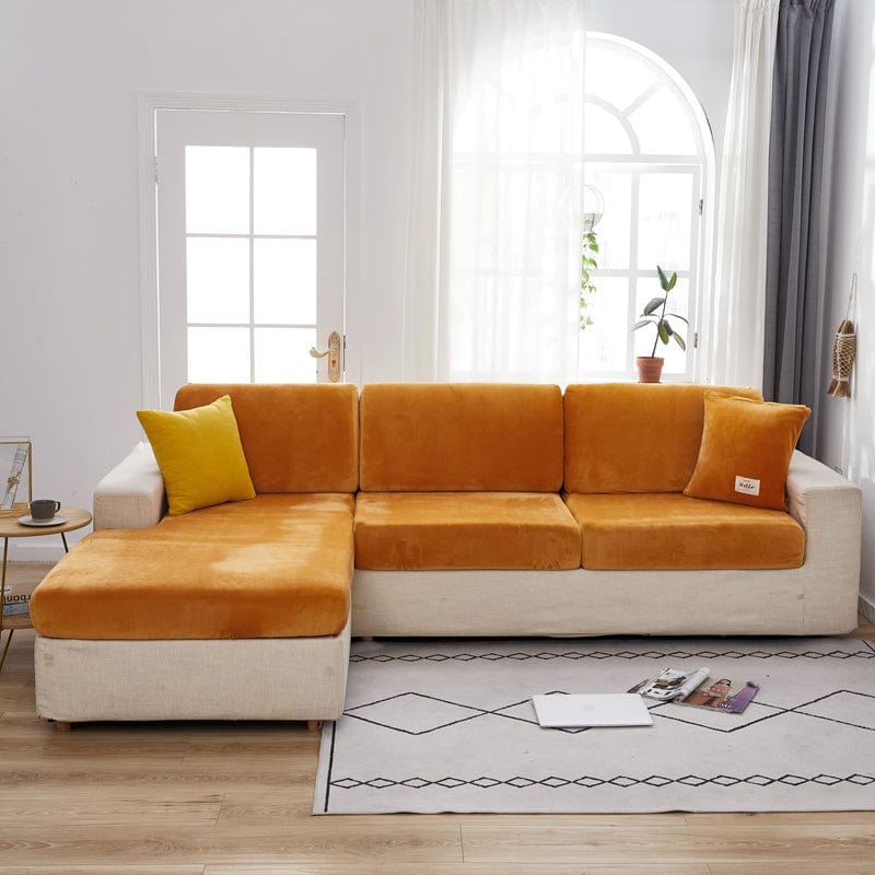 Coussin recouvert de velours orange, angle différent