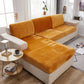 Housse en velours orange sur coussin de canapé