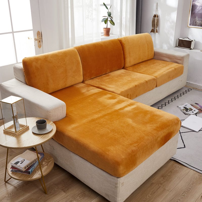 Housse en velours orange sur coussin de canapé