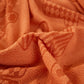 Housse polaire orange installée sur un coussin de dossier