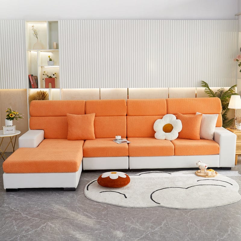 Coussin recouvert d'une housse polaire orange texturée