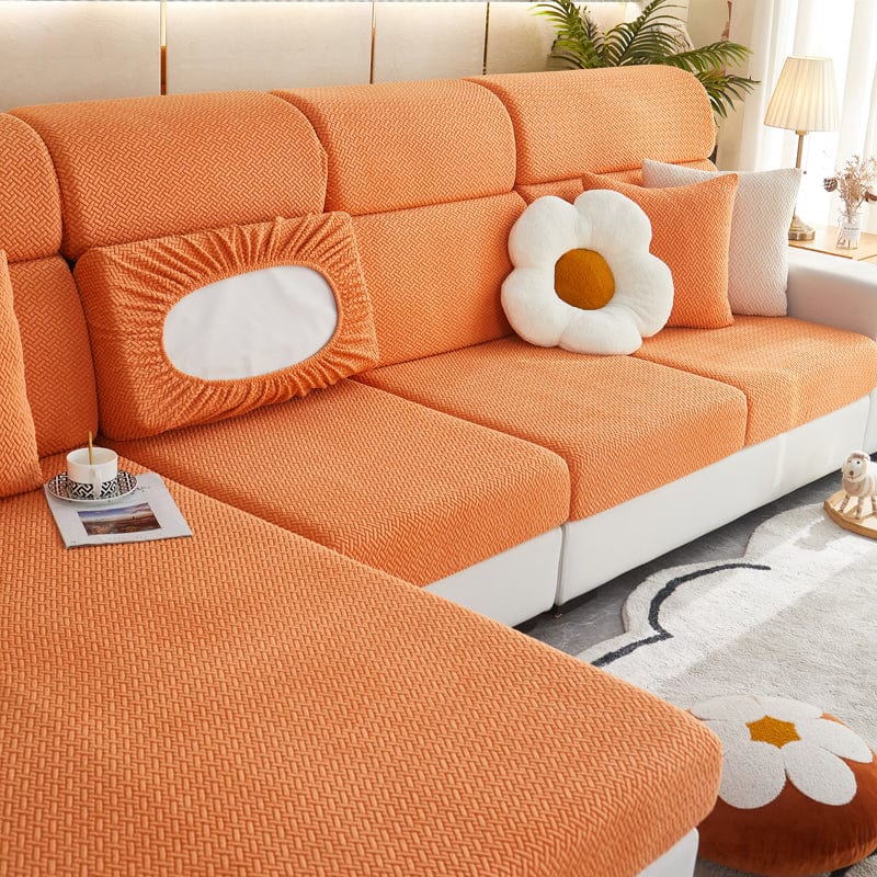 Housse polaire orange ajustée sur un coussin de canapé
