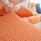 Housse polaire orange pour coussin avec motif texturé