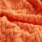 Détail du motif en laine sur la housse polaire orange