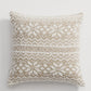 Oreiller décoratif beige et blanc sur lit