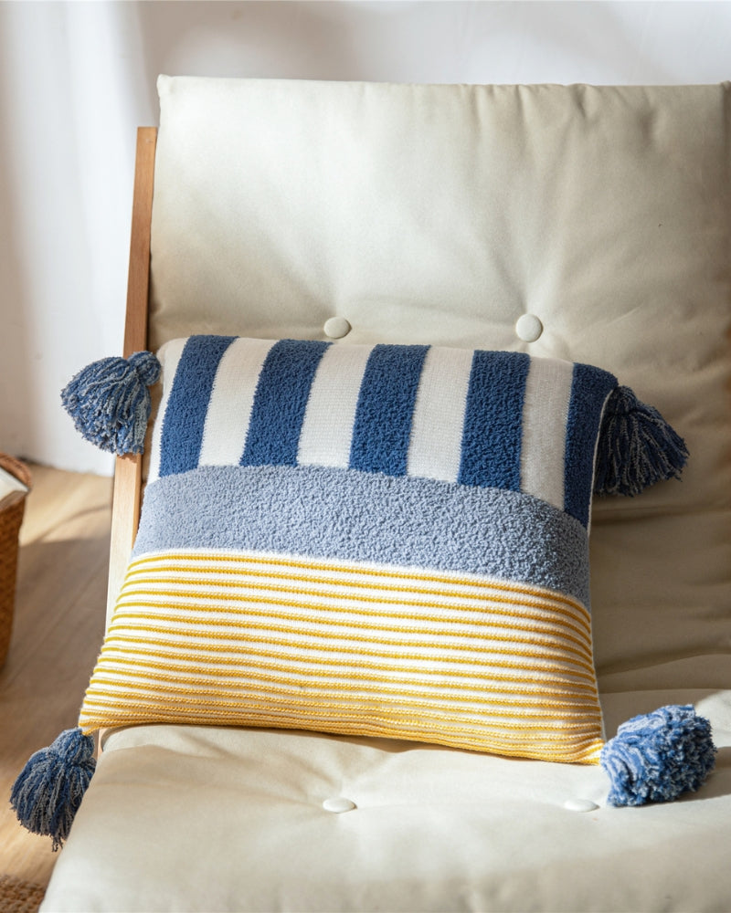 Texture microfibre de l'oreiller marinière, pompons en évidence