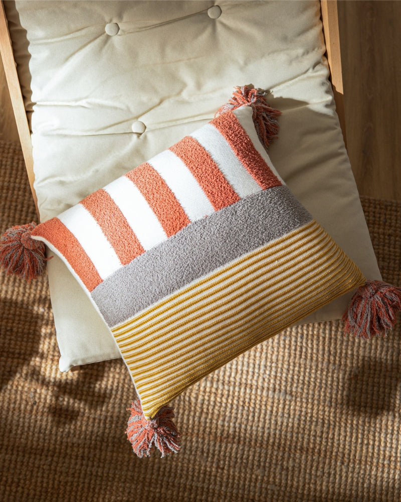 Oreiller en duvet avec bandes marinières et pompons oranges
