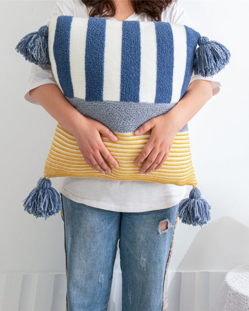 Oreiller en duvet avec motifs marinières et pompons décoratifs