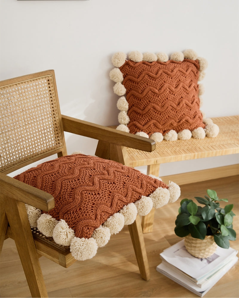 Oreiller en peluche couleur bois avec détails de vagues
